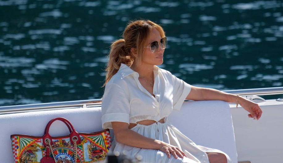 Jennifer Lopez: Το φόρεμα που φόρεσε στις διακοπές της είναι η τέλεια επιλογή για τις βόλτες σου στο νησί