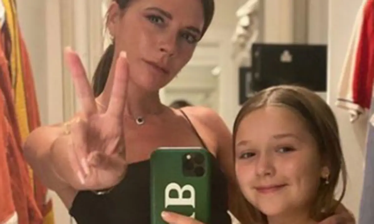 Victoria Beckham: Ποζάρει αγκαλιά με την κόρη της στις νεροτσουλήθρες