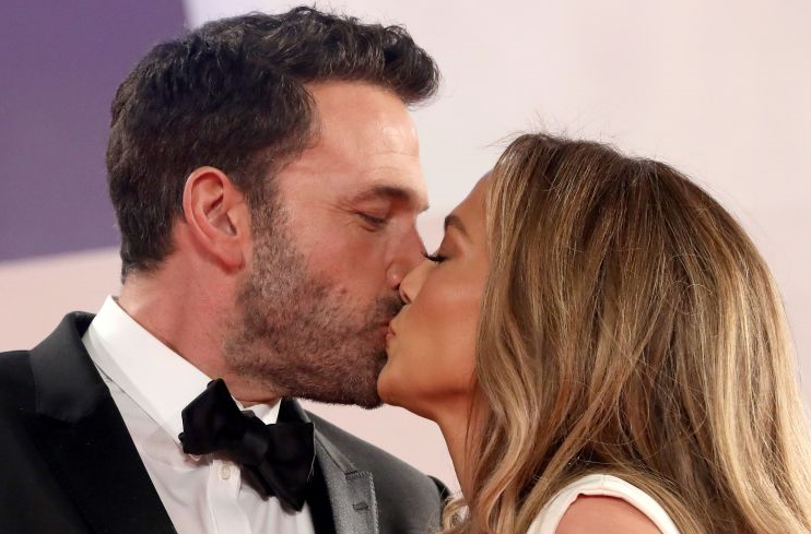 Jennifer Lopez - Ben Affleck: Το πρώτο δημόσιο φιλί στο red carpet του Φεστιβάλ Βενετίας