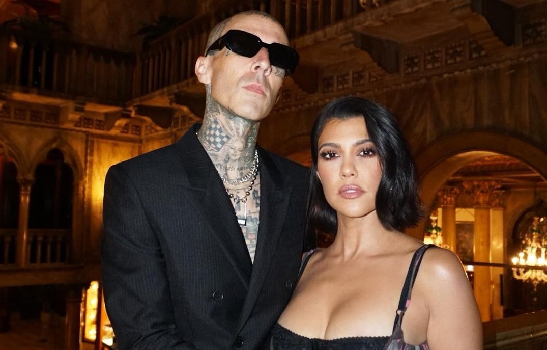 Kourtney Kardashian: Τα χείλη της έγιναν...τατουάζ στο χέρι του Travis Barker