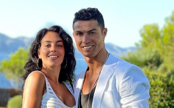 O Cristiano Ronaldo και η σύντροφός του περιμένουν δίδυμα και το ανακοίνωσαν με τον πιο ευφάνταστο τρόπο