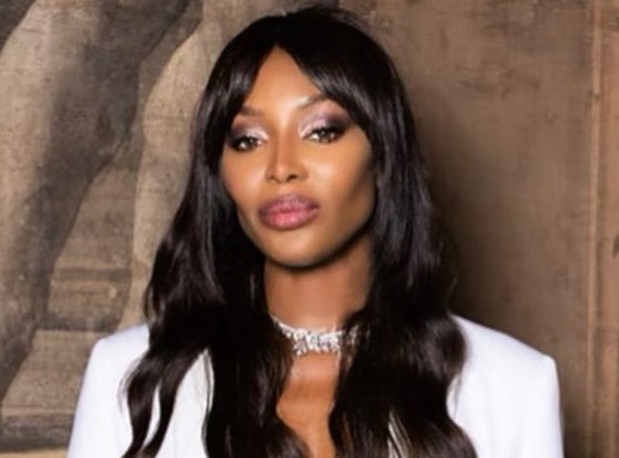 H Naomi Campbell ποζάρει με την Τζένη Μπαλατσινού και τον Βασίλη Κικίλια