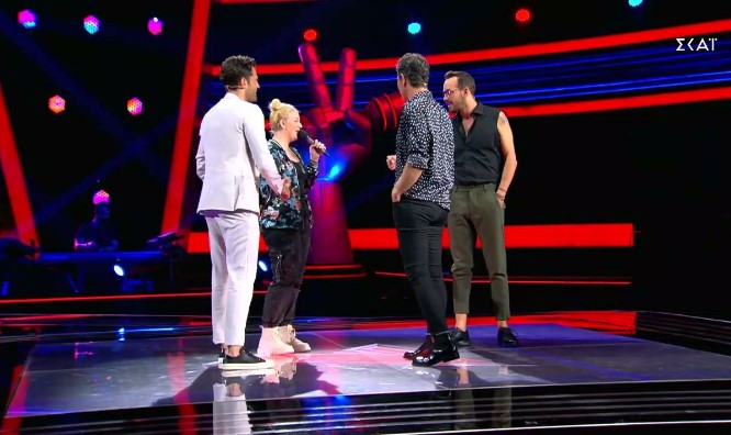 The Voice: Η διαγωνιζόμενη που συγκίνησε τους κριτές - Σηκώθηκαν και την αγκάλιασαν