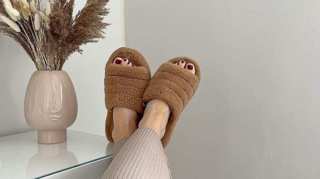 Slippers: 7 επιλογές για άνεση και στυλ μέσα στο σπίτι