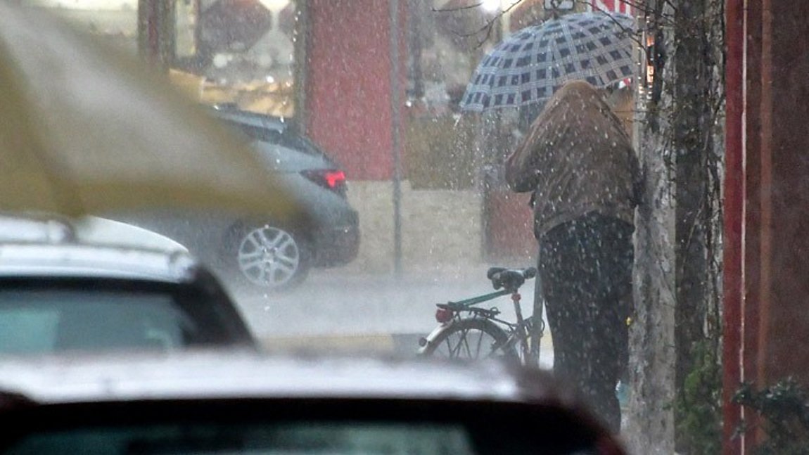 Meteo: Εξασθενεί από το μεσημέρι η κακοκαιρία, πού θα βρέχει τις επόμενες ώρες