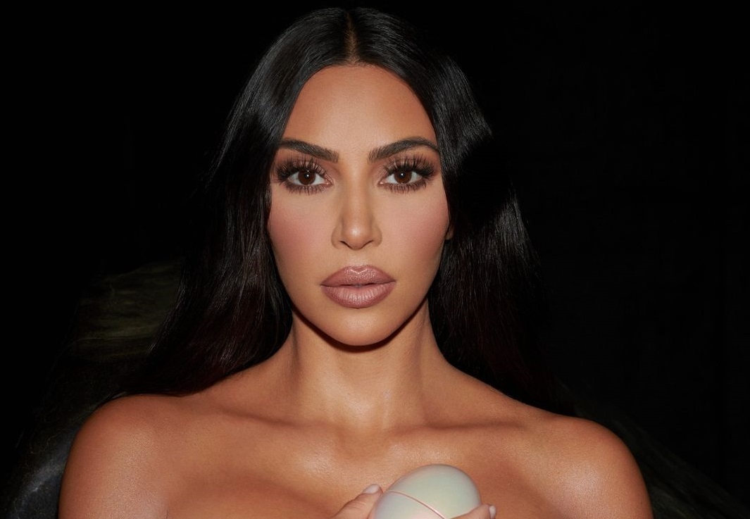 Η Kim Kardashian ευχαριστεί δημόσια τον Kanye West στη σκηνή των 