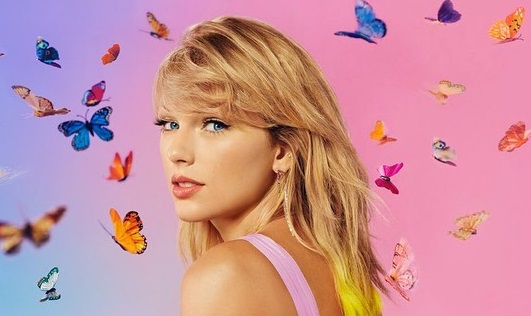 Taylor Swift: Η εντυπωσιακή εμφάνιση με μπότες μέχρι το γόνατο και κόκκινο παλτό