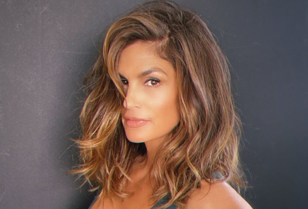 Cindy Crawford: Έλληνας κομμωτής επιμελήθηκε το hair look της