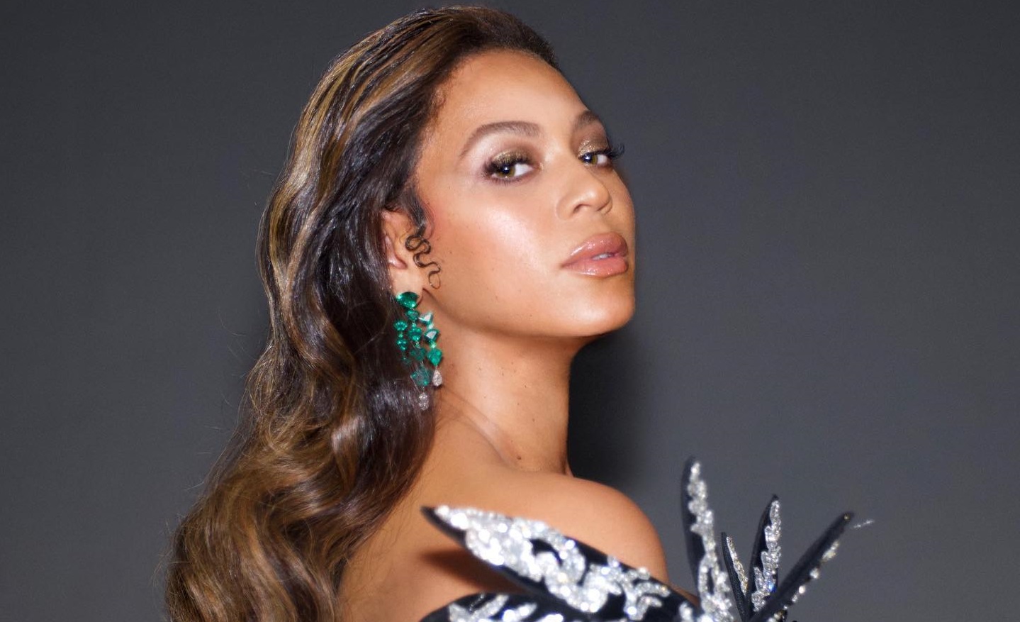 Beyonce: Φωτογραφίζεται φορώντας μόνο το κόκκινο κραγιόν της