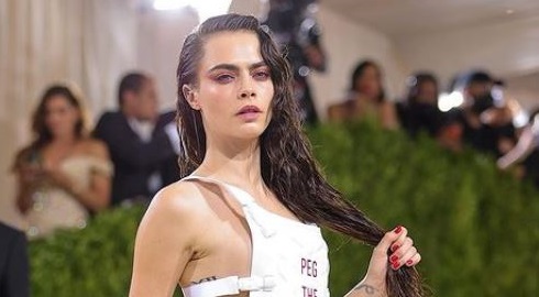 Η Cara Delevingne μιλά για τους αγώνες της να μεγαλώσει «ως queer παιδί» και συγκινεί