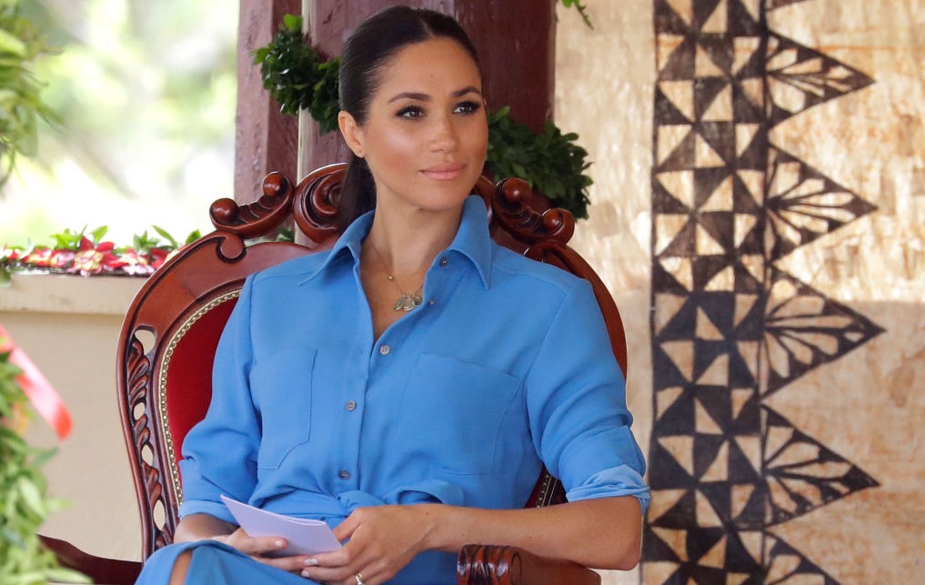 Meghan Markle: Το φόρεμά της κοστίζει μόλις 32€ και είναι τέλειο για τις πρώτες ανοιξιάτικες ημέρες