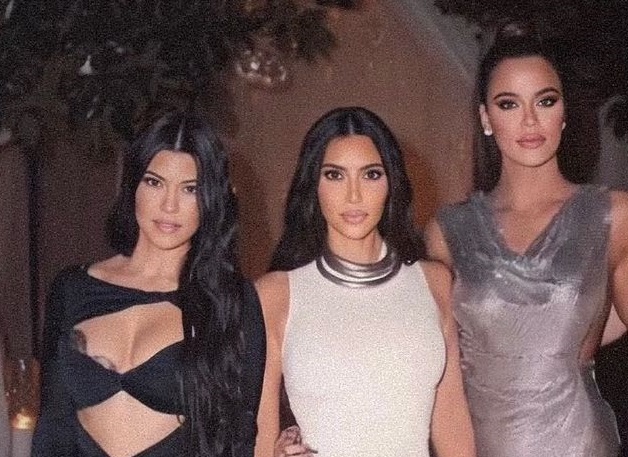 Η Kourtney, η Khloe και η Kim Kardashian (αγνώριστη) τιμούν τον αείμνηστο πατέρα τους Robert