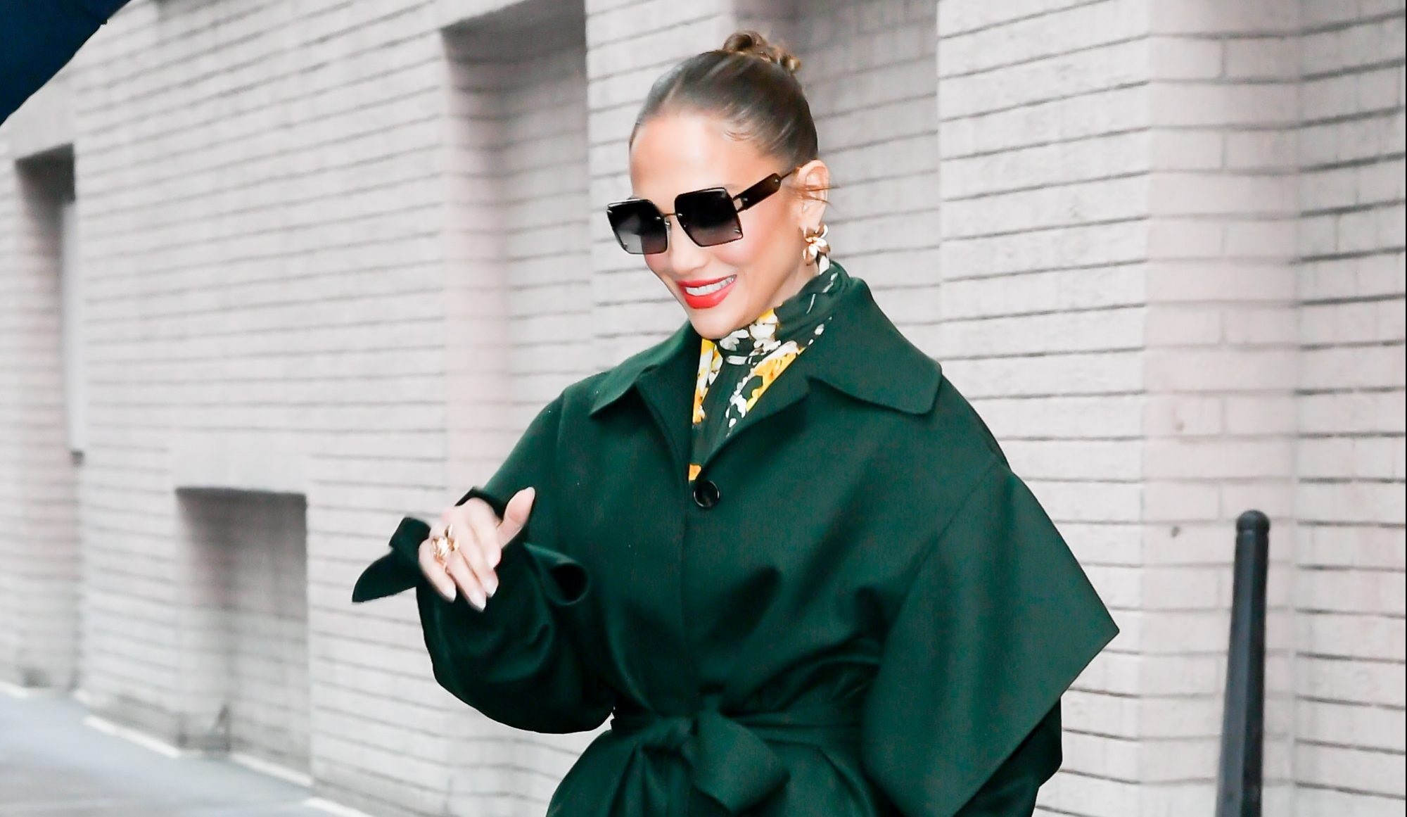 Tinkerbell Topknot: Το χτένισμα που απογείωσε η Jennifer Lopez είναι πανεύκολο