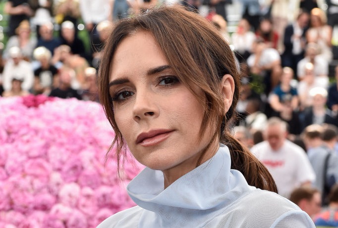 Victoria Beckham: Βρήκαμε το παντελόνι της και θα σου κοστίσει λιγότερο από 20€