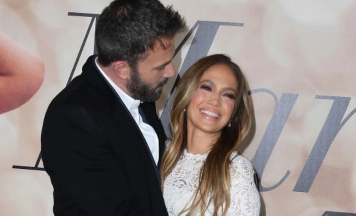 Jennifer Lopez – Ben Affleck: Mε casual look και πιασμένοι χέρι – χέρι στη νέα τους βόλτα