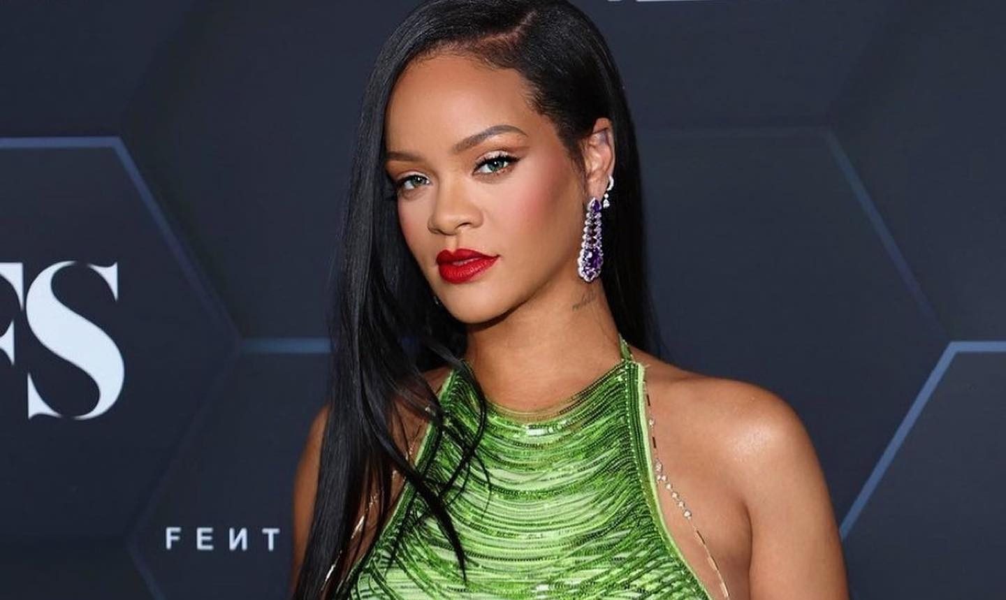 Rihanna: Όλες οι φορές που ταίριαξε το μακιγιάζ της με το outfit της