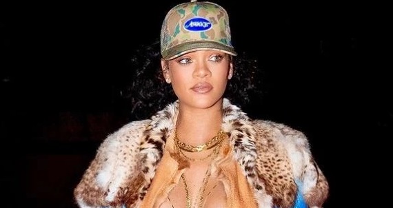 Η Rihanna μας δείχνει τη φουσκωμένη κοιλίτσα της