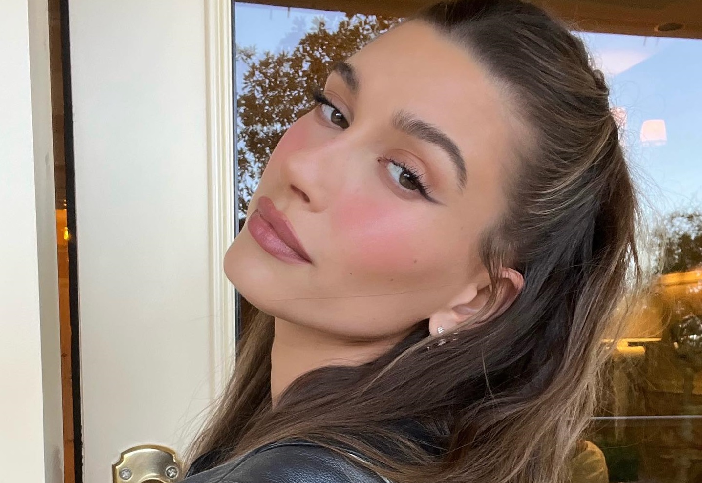 Riviera Brunette: H Hailey Bieber παρουσιάζει το χρώμα μαλλιών της σεζόν