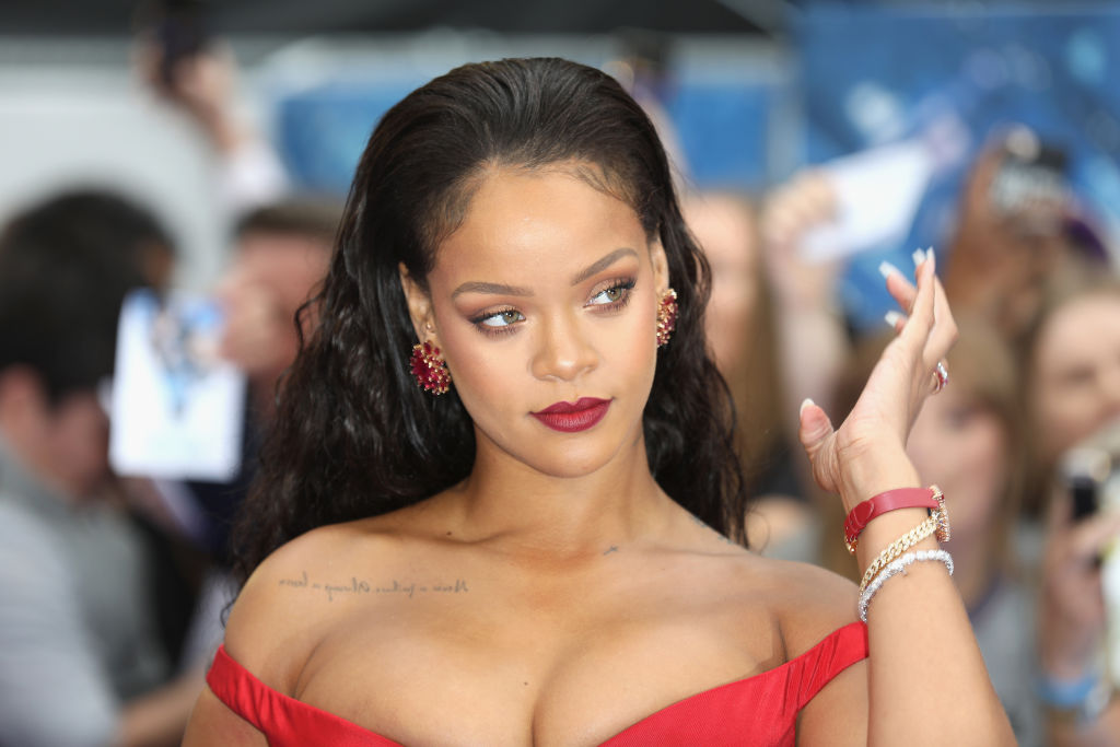 Rihanna: Mόνο εκείνη θα μπορούσε να φορέσει έτσι τη μάσκα ομορφιάς της