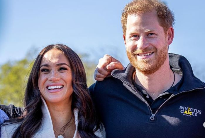 Meghan Markle: Με mini Valentino και κόκκινο κραγιόν σε νέα της εμφάνιση