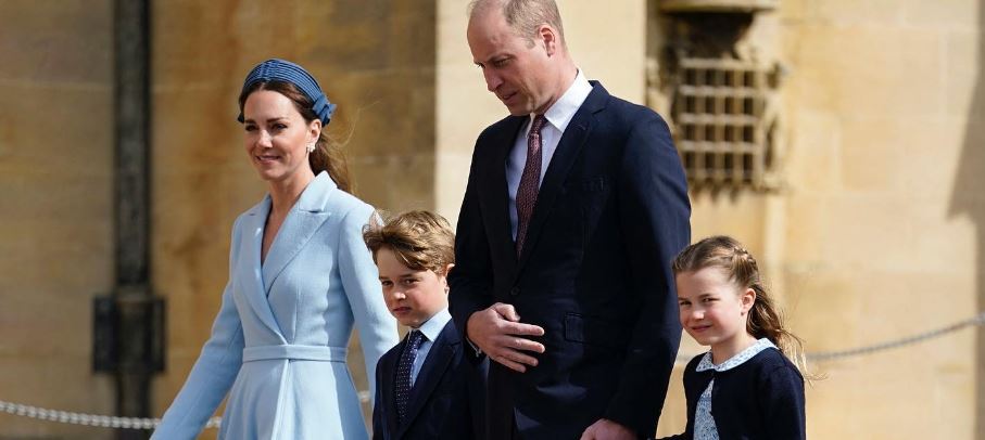 Kate Middleton: Με γαλάζιο σύνολο στη λειτουργία για το Πάσχα