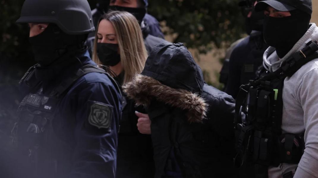 Ρούλα Πισπιρίγκου: Έφτασε στην ανακρίτρια με ισχυρή αστυνομική δύναμη - Την αποδοκίμασε ο κόσμος