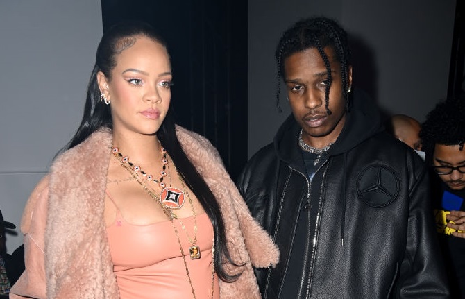 Rihanna-Asap Rocky: H αντίδρασή τους στο κυνηγητό των παπαράτσι στην πρώτη δημόσια εμφάνιση μετά τη σύλληψη του ράπερ