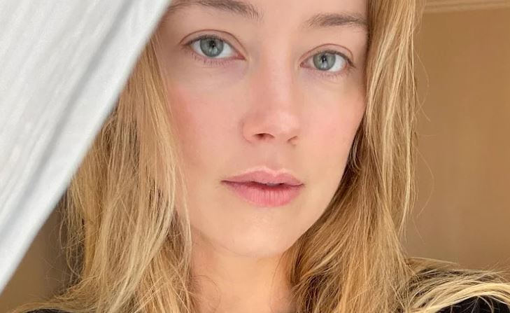 Viral το βίντεο της Amber Heard που τη δείχνει να κρατάει σημειώσεις... στον αέρα