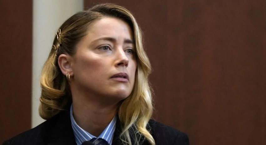 Κατέθεσε η Amber Heard στη δίκη με τον Depp: Περιγράφει την πρώτη φορά που τη χτύπησε και ακραίες σκηνές βίας