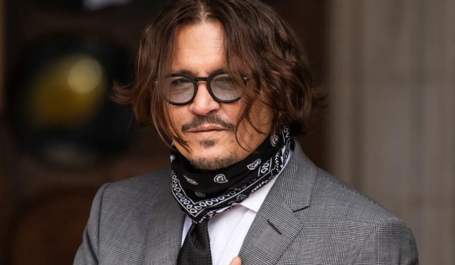 O πραγματικός λόγος που ο Johnny Depp αποφεύγει την οπτική επαφή με την Amber Heard