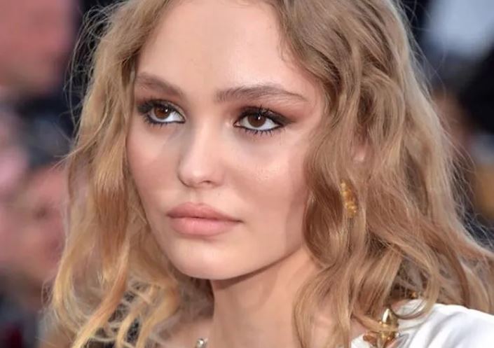 Lily-Rose Depp: Ποζάρει με εορταστική διάθεση μετά την ολοκλήρωση της δίκης του πατέρα της