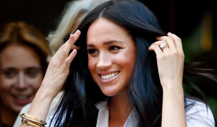 Meghan Markle: Η αποκαλυπτική πλάτη στην μπλούζα της έγινε θέμα συζήτησης