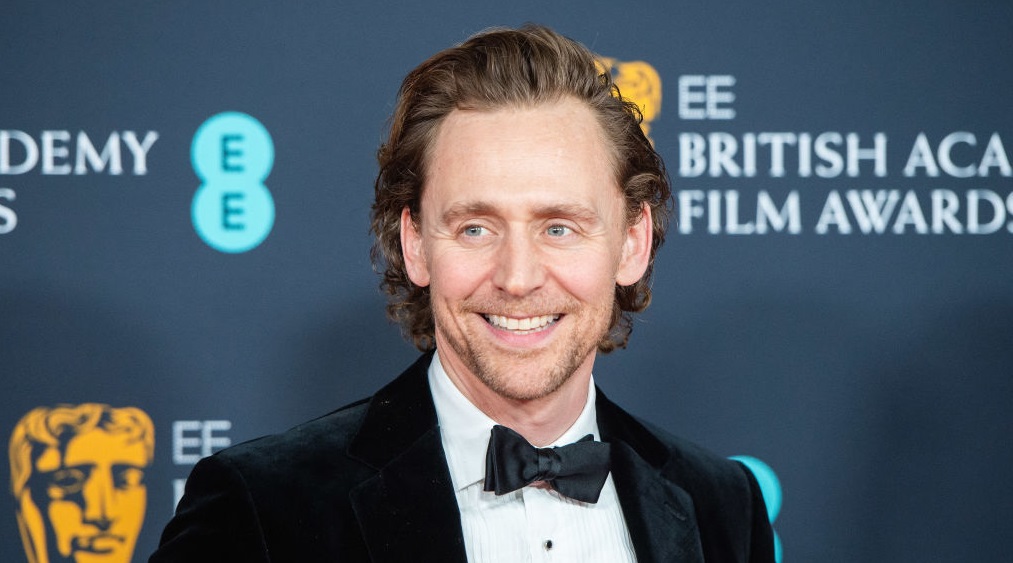 O Tom Hiddleston περιμένει το πρώτο του παιδί με τη μνηστή του - Η εκθαμβωτική εμφάνισή της με φουσκωμένη κοιλίτσα