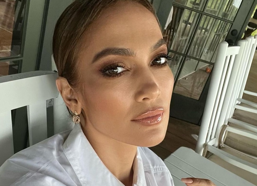 Jennifer Lopez: Έγινε 53 ετών και ποζάρει πιο αποκαλυπτική από ποτέ