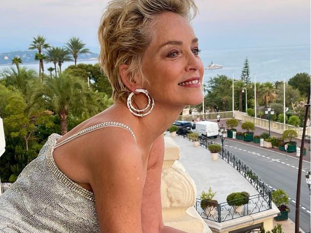 Η Sharon Stone αποκαλύπτει αν κάνει botox και fillers και γιατί την εγκατέλειψε ένας νεότερος άνδρας