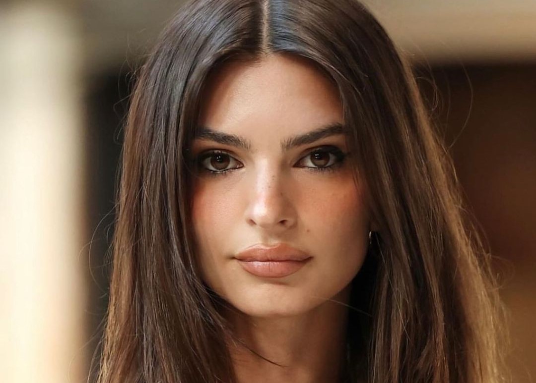 Emily Ratajkowski: Ανταλλάσσει παθιασμένα φιλιά με μυστηριώδη γοητευτικό άνδρα