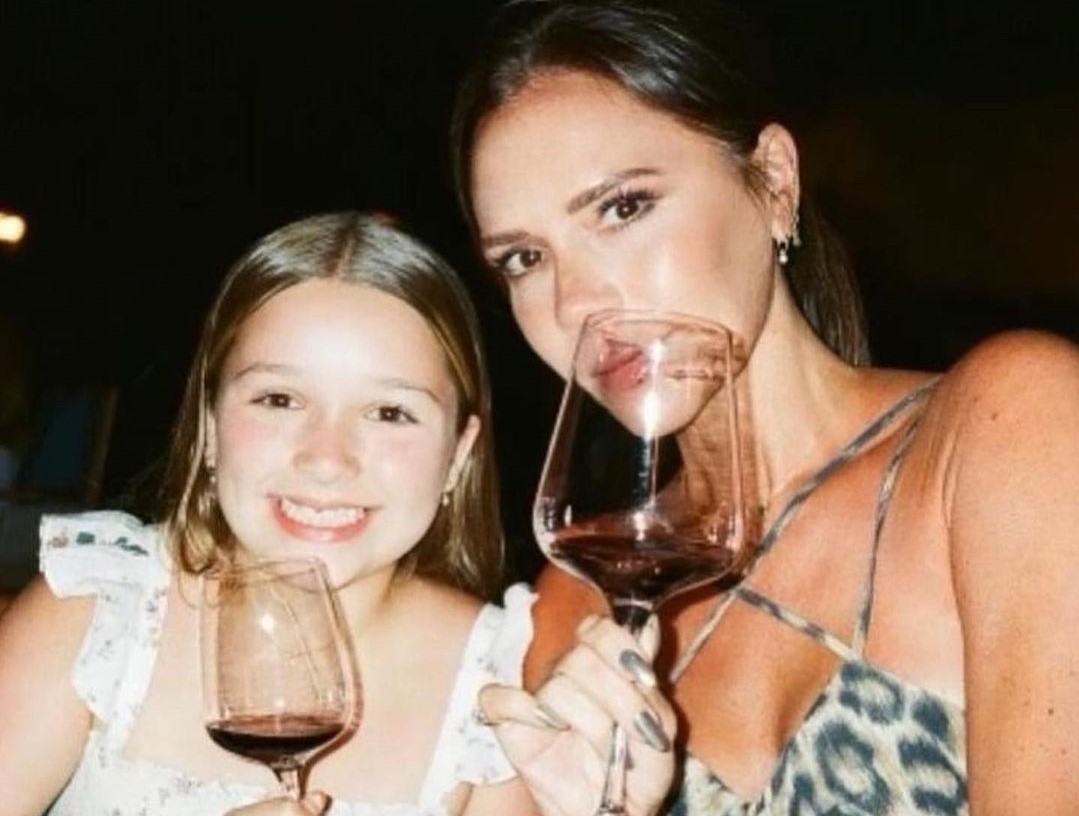 Harper Beckham: Κράτησε την ίδια τσάντα με τη μαμά της και οι φανς ενθουσιάστηκαν!