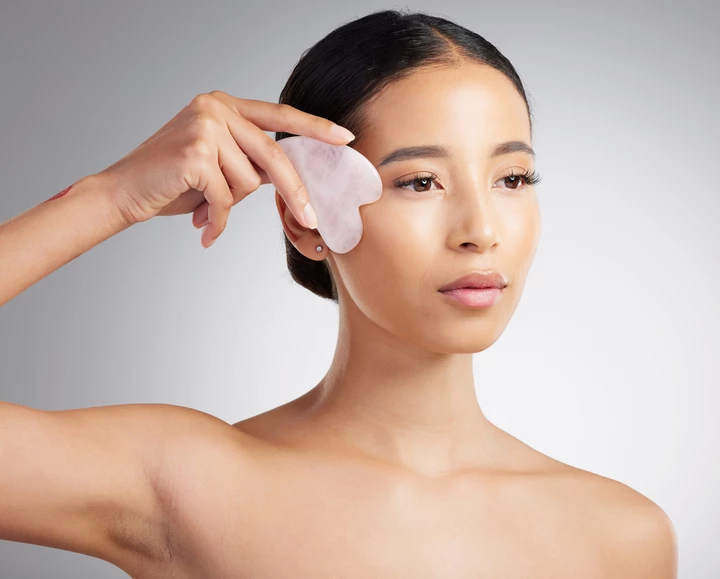 Gua Sha: Γιατί είναι το Α και το Ω της beauty routine μας πλέον;