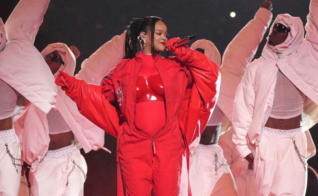 Rihanna: Το total red outfit της από τον οίκο Loewe που μαγνήτισε όλα τα βλέμματα