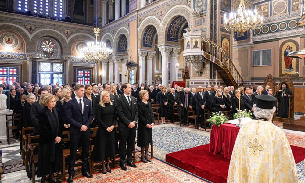 Βασιλιάς Κωνσταντίνος: Η συγκινητική στιγμή που η οικογένεια γονατίζει στη Μητρόπολη