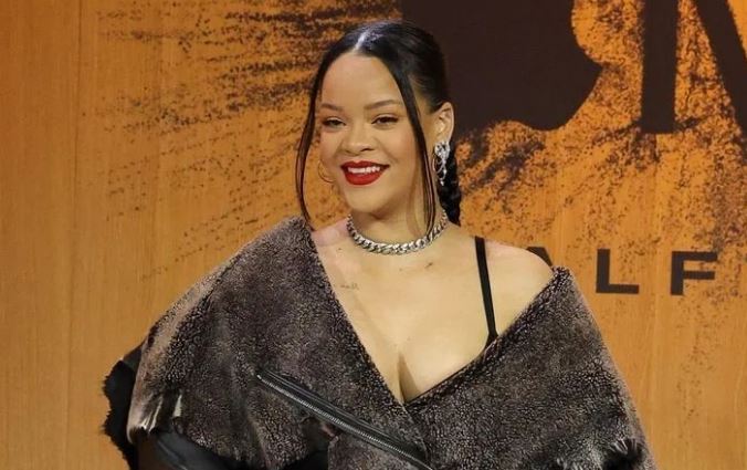 H Rihanna φόρεσε τον αγαπημένο σχεδιαστή της πριγκίπισσας της Ουαλίας