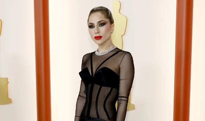 H Lady Gaga χωρίς μακιγιάζ στη σκηνή των Όσκαρ - Tα λόγια της συγκίνησαν και το κοινό σηκώθηκε όρθιο