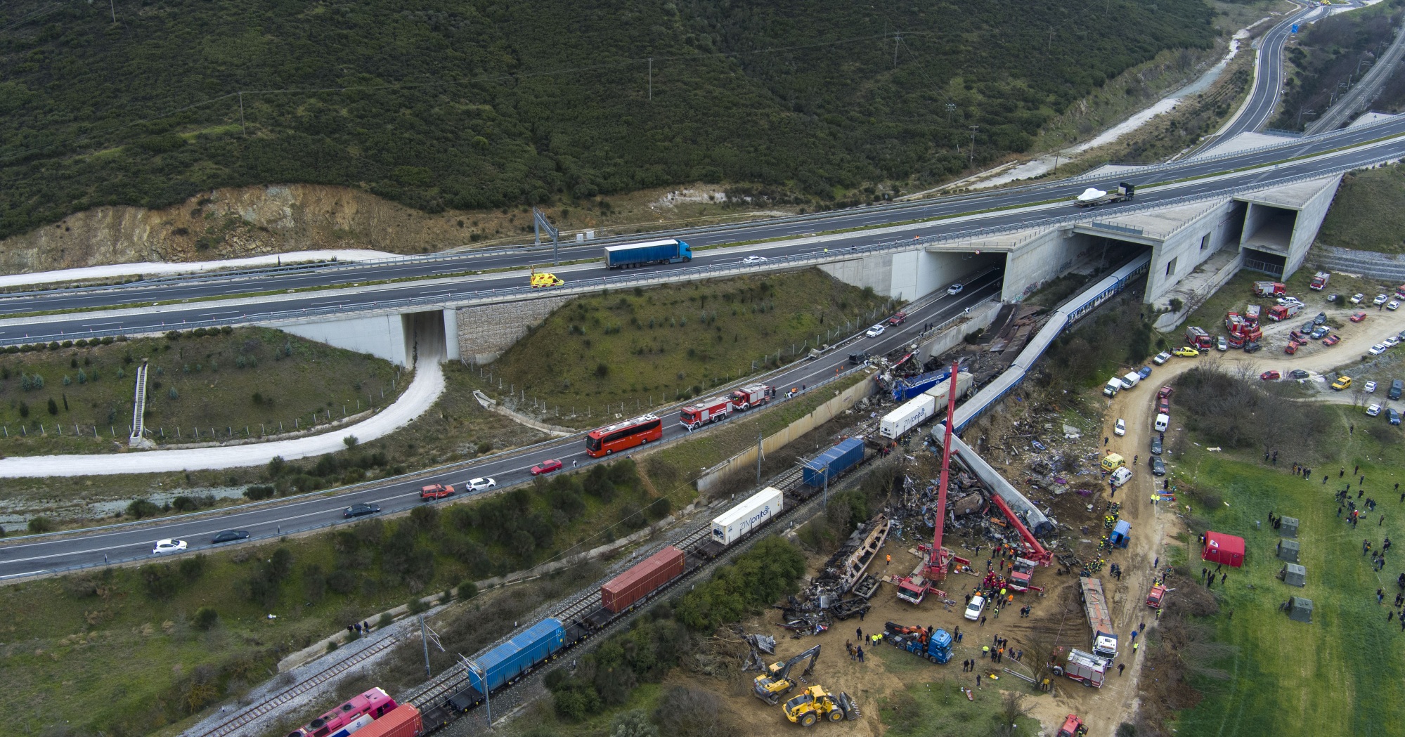 Τέμπη: Τραγικές ώρες για τους συγγενείς των θυμάτων και των αγνοουμένων - Δίνουν δείγματα DNA για να ταυτοποιήσουν τις σορούς