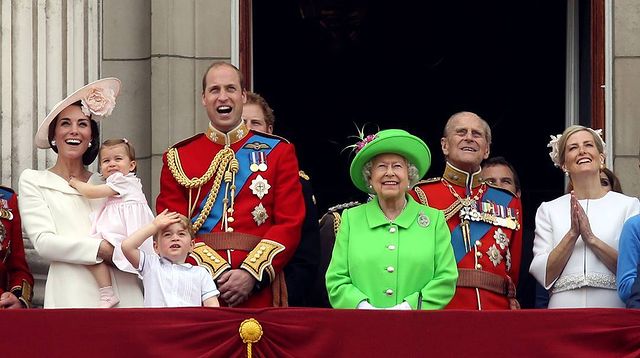 Trooping the Colour: Oι πρώτες εμφανίσεις των μελών της βασιλικής οικογένειας μέσα από φωτογραφίες