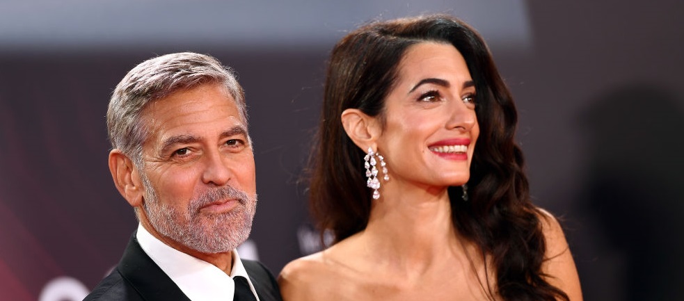 Ο George Clooney, 62 ετών, περιγράφει λεπτομερώς τις προκλήσεις της ανατροφής των διδύμων με τη σύζυγό της Amal Clooney, 45 ετών