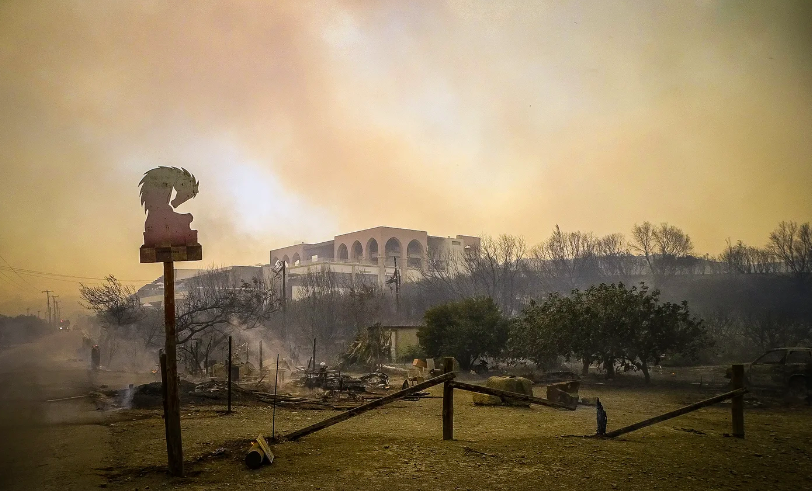 Φωτιά στη Ρόδο: Καίγονται ξενοδοχεία στο Κιοτάρι – Οργανωμένες εκκενώσεις 30.000 ανθρώπων με όλα τα μέσα