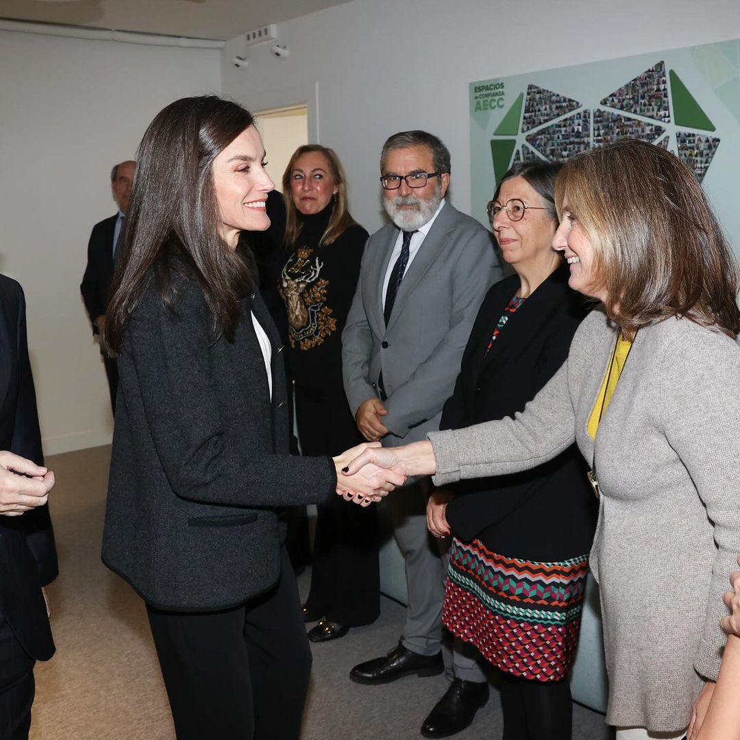 Βασίλισσα Λετίθια: Έδωσε μια λαμπερή πινελιά σε ένα τυπικό σακάκι