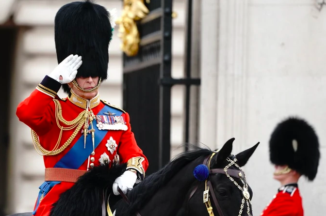 Έφιππος ο βασιλιάς Κάρολος στο στο Trooping The Colour, το 2023, μπροστά από το Μπάκιγχαμ. 