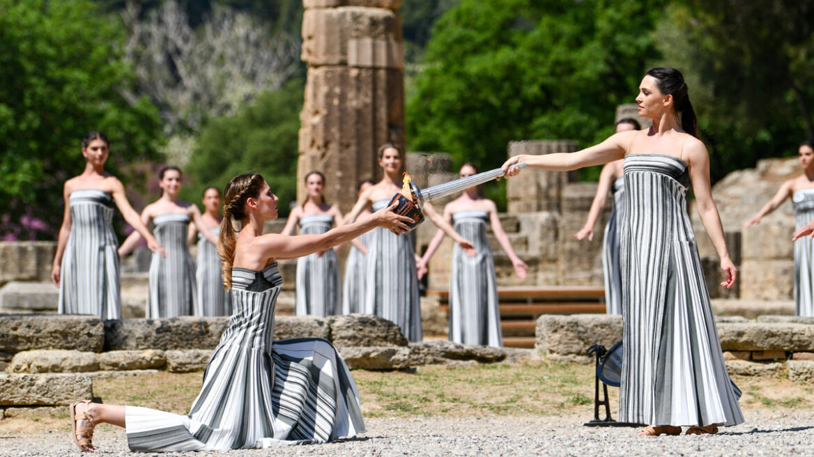 Η εντυπωσιακή τελετή αφής της Ολυμπιακής φλόγας και οι στολές που προκάλεσαν αντιδράσεις - Φωτογραφίες