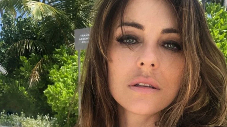 Elizabeth Hurley: Ποζάρει με μαγιό και εντυπωσιάζει με την καλλίγραμμη σιλουέτα της